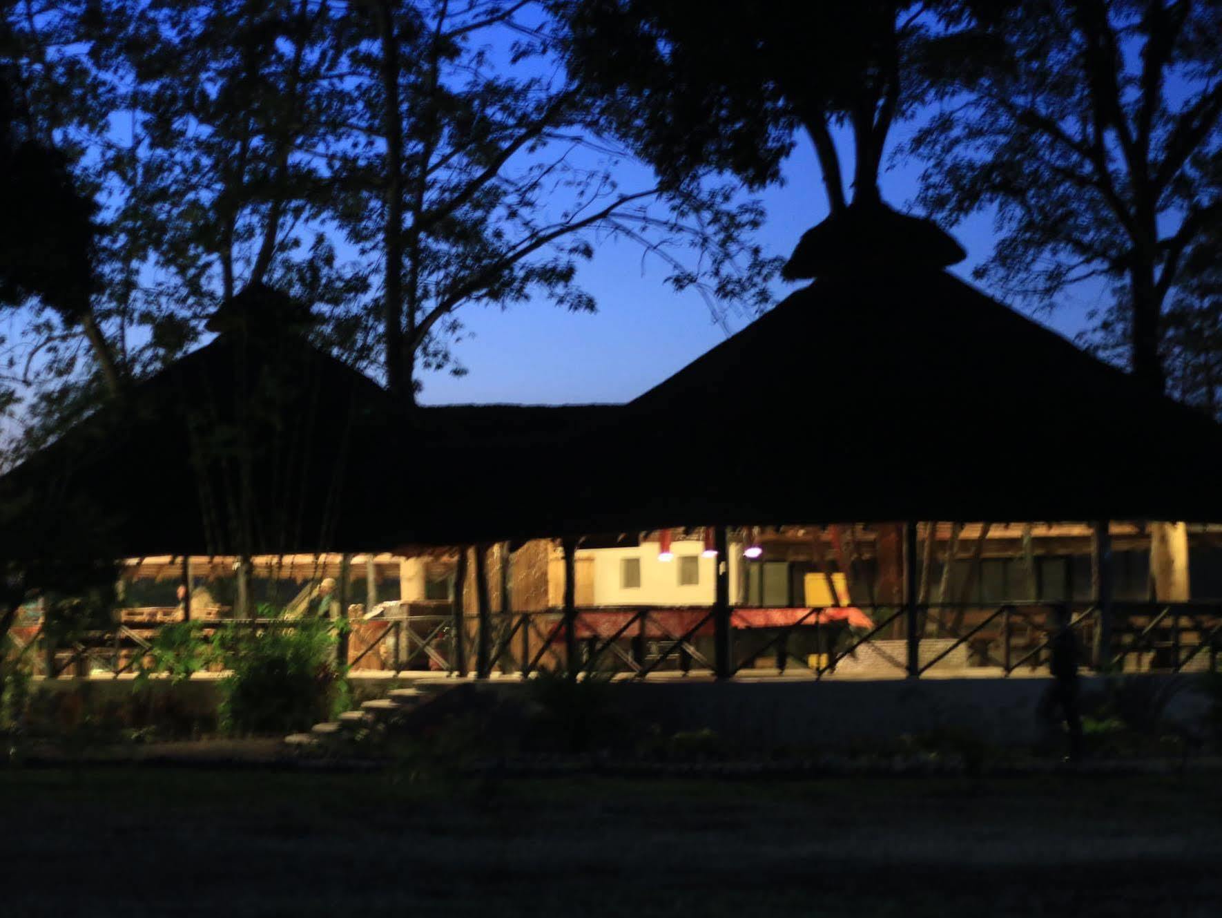Отель Siddhartha Wildlife Retreat Meghauli Экстерьер фото